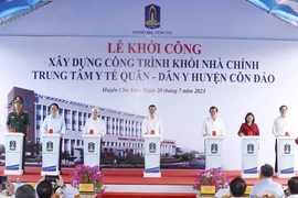 Chủ tịch nước Võ Văn Thưởng và các đại biểu thực hiện nghi thức khởi công xây dựng khối nhà chính Trung tâm Y tế Quân-Dân y huyện Côn Đảo. (Ảnh: Thống Nhất/TTXVN)