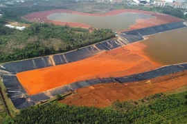 Toàn cảnh khoang số 2 (bên dưới) và khoang số 1 (bên trên), hồ bùn đỏ Nhà máy Alumin Nhân Cơ. (Ảnh: Minh Hưng/TTXVN)