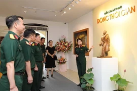 Đại biểu tham quan triển lãm sau lễ khai mạc. (Ảnh: Thanh Tùng/TTXVN)