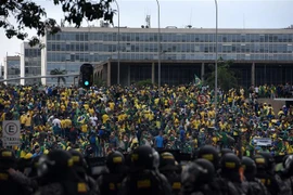Những người ủng hộ cựu Tổng thống Brazil Jair Bolsonaro xông vào các tòa nhà Chính phủ tại Brasilia, ngày 8/1/2023. (Ảnh: AFP/TTXVN)