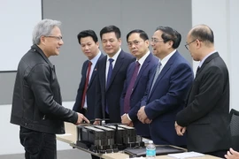 Chủ tịch và đồng sáng lập của NVIDIA Jensen Huang giới thiệu với Thủ tướng Phạm Minh Chính sản phẩm của NVIDIA. (Ảnh: Dương Giang/TTXVN)