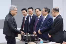 Chủ tịch và đồng sáng lập của NVIDIA Jensen Huang giới thiệu với Thủ tướng Phạm Minh Chính sản phẩm của NVIDIA. (Ảnh: Dương Giang/TTXVN)