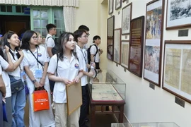 Đoàn đại biểu Kiều bào Trẻ tham quan Bảo tàng Mặt trận Tổ quốc Việt Nam. (Ảnh: Minh Đức/TTXVN)