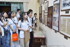 Đoàn đại biểu Kiều bào Trẻ tham quan Bảo tàng Mặt trận Tổ quốc Việt Nam. (Ảnh: Minh Đức/TTXVN)