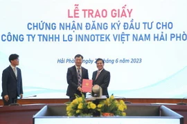 Ông Park Hong Keun, Tổng Giám đốc Công ty TNHH LG Innotek Việt Nam Hải Phòng nhận Giấy chứng nhận đăng ký đầu tư từ Chủ tịch Ủy ban Nhân dân thành phố Hải Phòng Nguyễn Văn Tùng. (Ảnh: Minh Thu/TTXVN)