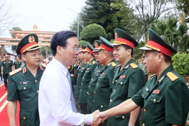 Chủ tịch nước Võ Văn Thưởng với cán bộ, sỹ quan Binh đoàn 15. (Ảnh: Thống Nhất/TTXVN)