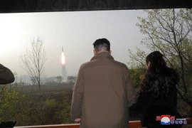 Nhà lãnh đạo Triều Tiên Kim Jong-un (trái) thị sát vụ phóng tên lửa đạn đạo liên lục địa Hwasong-18 tại địa điểm không xác định. (Ảnh: KCNA/TTXVN)