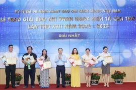 Các tác giả nhận giải Nhất tại giải Báo chí Phan Ngọc Hiển thành phố Cần Thơ lần thứ XVII năm 2022-2023. (Ảnh: Ngọc Thiện/TTXVN)