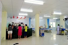 Các bệnh nhân nghi ngộ độc thực phẩm được điều trị tại Bệnh viện 199. (Ảnh: TTXVN phát)