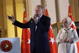 Tổng thống Thổ Nhĩ Kỳ Tayyip Erdogan phát biểu trước những người ủng hộ sau khi giành chiến thắng trong cuộc bầu cử Tổng thống vòng hai, tại Ankara ngày 29/5. (Ảnh: AFP/TTXVN)