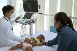 Siêu âm miễn phí cho trẻ em. (Ảnh: TTXVN phát)