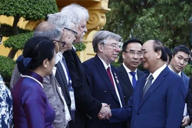 Chủ tịch nước Nguyễn Xuân Phúc gặp gỡ các đại biểu.(Ảnh: Thống Nhất/TTXVN)