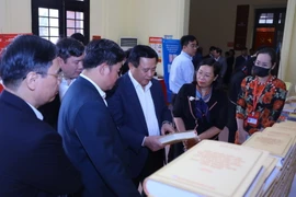 Ông Nguyễn Xuân Thắng với các đại biểu tham quan trưng bày sách. (Ảnh: Văn Điệp/TTXVN)