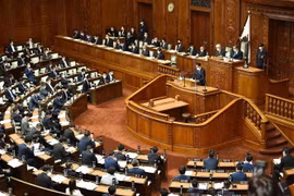 Thủ tướng Nhật Bản Fumio Kishida phát biểu tại phiên họp Quốc hội ở Tokyo. (Ảnh: AFP/TTXVN)