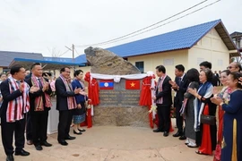 Quan khách hai nước thực hiện một nghi thức trong lễ bàn giao. (Ảnh: TTXVN phát)