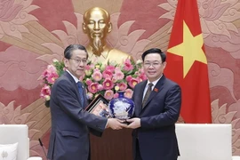 Chủ tịch Quốc hội Vương Đình Huệ tặng vật phẩm lưu niệm cho ông Maeda Tadashi, Chủ tịch Hội đồng Quản trị Ngân hàng Hợp tác Quốc tế Nhật Bản (JBIC). (Ảnh: Doãn Tấn/TTXVN)