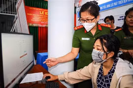 Người dân Cần Thơ được hướng dẫn tạo tài khoản dịch vụ công để sử dụng các dịch vụ công trực tuyến trên Cổng Dịch vụ Công Quốc gia và Cổng Dịch vụ Công Bộ Công an. (Ảnh: TTXVN phát)