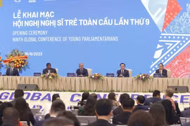 Chủ tịch Quốc hội Vương Đình Huệ, Chủ tịch Liên minh Nghị viện Thế giới Duarte Pacheco, Tổng Thư ký Liên minh Nghị viện Thế giới Martin Chungong, Chủ tịch Diễn đàn Nghị sỹ Trẻ IPU Dan Carden và đại biểu dự lễ khai mạc. (Ảnh: TTXVN)