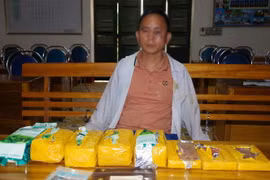 Đối tượng Lầu A Công và tang vật vụ án bị bắt giữ tại cơ quan điều tra. (Ảnh: TTXVN phát)