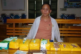 Đối tượng Lầu A Công và tang vật vụ án bị bắt giữ tại cơ quan điều tra. (Ảnh: TTXVN phát)