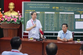 Bộ trưởng Bộ Giáo dục và Đào tạo Nguyễn Kim Sơn trao đổi với cán bộ coi thi tại điểm thi Trường Trung học Phổ thông Chuyên Trần Phú, thành phố Hải Phòng. (Ảnh: Thanh Tùng/TTXVN)