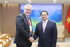 Thủ tướng Phạm Minh Chính tiếp Bộ trưởng Nông nghiệp Thụy Sĩ Christian Hofer. (Ảnh: Dương Giang/TTXVN)