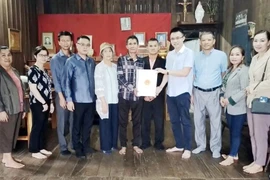 Đại diện Tổng Lãnh sự quán tại Pakse trao quà cho các gia đình thương binh, liệt sỹ, gia đình có công với cách mạng trên địa bàn tỉnh Champasak. (Ảnh: TTXVN phát)