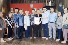 Đại diện Tổng Lãnh sự quán tại Pakse trao quà cho các gia đình thương binh, liệt sỹ, gia đình có công với cách mạng trên địa bàn tỉnh Champasak. (Ảnh: TTXVN phát)
