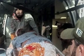 Chuyển nạn nhân bị thương sau vụ nổ bom ở tỉnh Khyber Pakhtunkhwa, Pakistan ngày 30/7. (Ảnh: AFP/TTXVN)