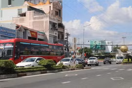 Phương tiện ùn ứ tại ngã ba Trung Lương (thành phố Mỹ Tho) cách đó gần 3km, chờ lên cầu. (Ảnh: Minh Trí/TTXVN)