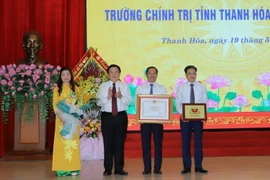 Ông Nguyễn Xuân Thắng trao bằng công nhận Trường Chính trị tỉnh Thanh Hóa đạt chuẩn mức 1. (Ảnh: Trịnh Duy Hưng/TTXVN)