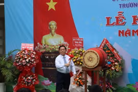Ông Nguyễn Trọng Nghĩa đánh trống khai giảng Năm học mới. (Ảnh: Minh Trí/TTXVN)