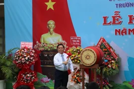 Ông Nguyễn Trọng Nghĩa đánh trống khai giảng Năm học mới. (Ảnh: Minh Trí/TTXVN)