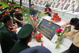 Các cựu binh, thân nhân liệt sỹ Trung đoàn 356 đến tri ân, tưởng nhớ các liệt sỹ Trung đoàn 356 đã hy sinh trong Cuộc chiến đấu bảo vệ biên giới phía Bắc. (Ảnh: Hoàng Hiếu/TTXVN)