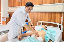Bệnh nhân Q được chăm sóc sau phẫu thuật tại Bệnh viện Hữu nghị Việt-Đức.