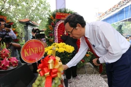 Ông Nguyễn Văn Nên, Ủy viên Bộ Chính trị, Bí thư Thành ủy Thành phố Hồ Chí Minh dâng hương tưởng niệm trước mộ phần đồng chí Huỳnh Tấn Phát tại Nghĩa trang Thành phố Hồ Chí Minh. (Ảnh: Thanh Vũ/TTXVN)