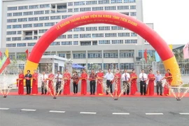 Các đại biểu thực hiện nghi thức cắt băng khánh thành Bệnh viện Đa khoa tỉnh Tiền Giang. (Ảnh: Minh Trí/TTXVN)