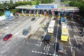 Các phương tiện lưu thông qua làn thu phí tự động ETC tại trạm thu phí BOT Nội Bài-Lào Cai. (Ảnh: TTXVN phát)