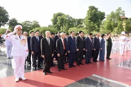 Lãnh đạo Đảng, Nhà nước tưởng niệm các Anh hùng Liệt sỹ. (Ảnh: TTXVN)