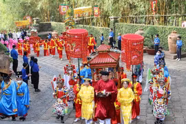 Nghi thức diễu hành rước lễ dâng bánh chưng, bánh giầy lên Quốc Tổ Hùng Vương. (Ảnh: Thu Hương/TTXVN)