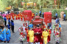 Nghi thức diễu hành rước lễ dâng bánh chưng, bánh giầy lên Quốc Tổ Hùng Vương. (Ảnh: Thu Hương/TTXVN)