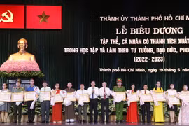 Ông Phan Văn Mãi, Chủ tịch UBND Thành phố Hồ Chí Minh trao bằng khen cho các cá nhân, tập thể có thành tích xuất sắc trong học tập và làm theo tư tưởng, đạo đức, phong cách Hồ Chí Minh năm 2022-2023. (Ảnh: Thu Hương/TTXVN)