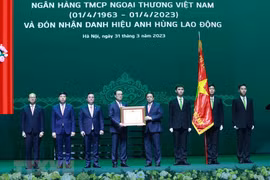 Thủ tướng Phạm Minh Chính trao Danh hiệu Anh hùng Lao động cho Ngân hàng thương mại cổ phần Ngoại thương Việt Nam. (Ảnh: Dương Giang/TTXVN)