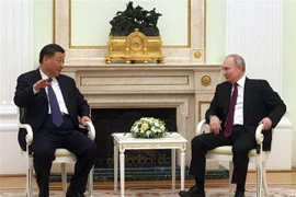 Tổng thống Nga Vladimir Putin (phải) trong cuộc gặp Chủ tịch Trung Quốc Tập Cận Bình tại thủ đô Moskva, ngày 20/3/2023. (Ảnh: AFP/TTXVN)
