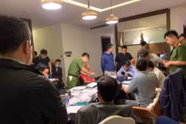 Cơ quan công an bắt quả tang nhóm đánh bạc.