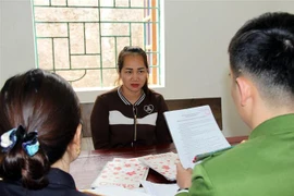 Cơ quan chức năng làm việc với đối tượng Ma Thị Ngoan. (Ảnh: TTXVN phát)