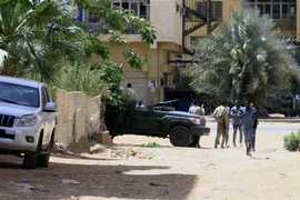 Xe quân sự trên một đường phố ở Khartoum, Sudan. (Ảnh: AFP/TTXVN)