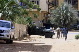 Xe quân sự trên một đường phố ở Khartoum, Sudan. (Ảnh: AFP/TTXVN)