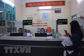 Người dân thực hiện thủ tục hành chính. (Ảnh: Mạnh Khánh/TTXVN)