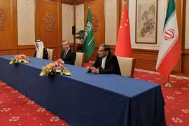 Đại diện Iran và Saudi Arabia ký thỏa thuận trước sự chứng kiến của nhà ngoại giao Trung Quốc Vương Nghị. (Nguồn: TASNIM)